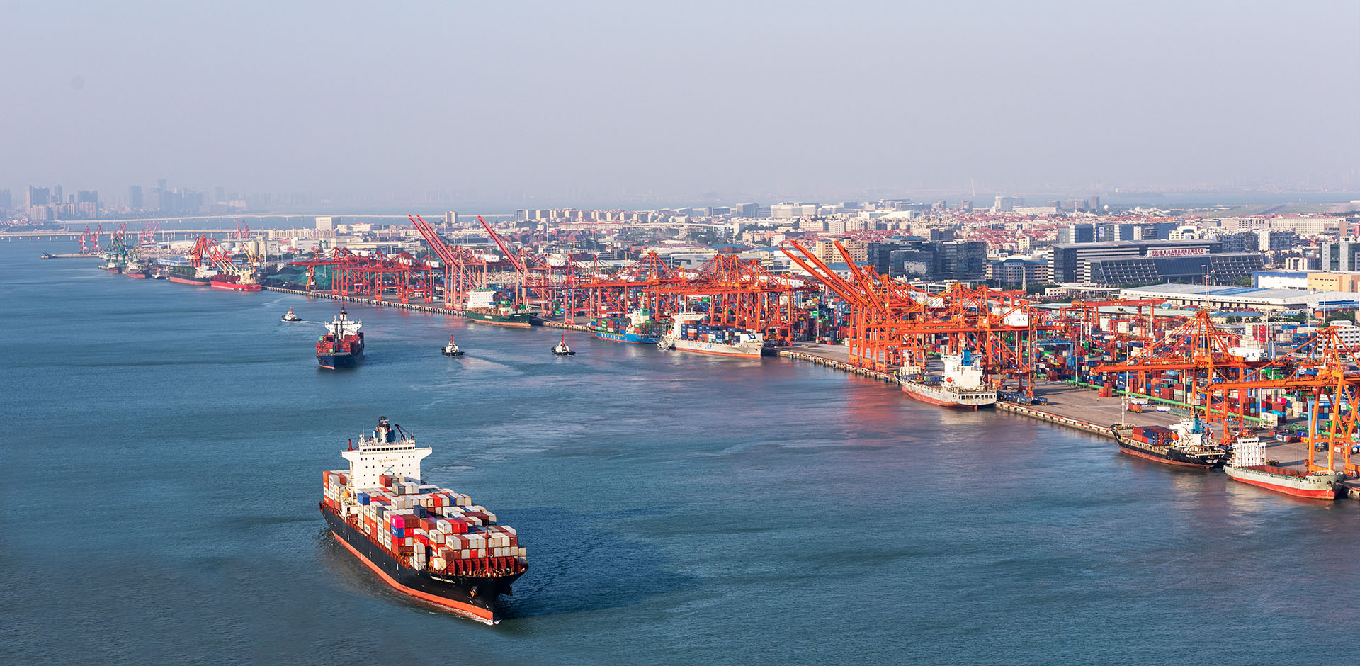 以诚信者为先 以奋斗者为本 以贡献者为荣